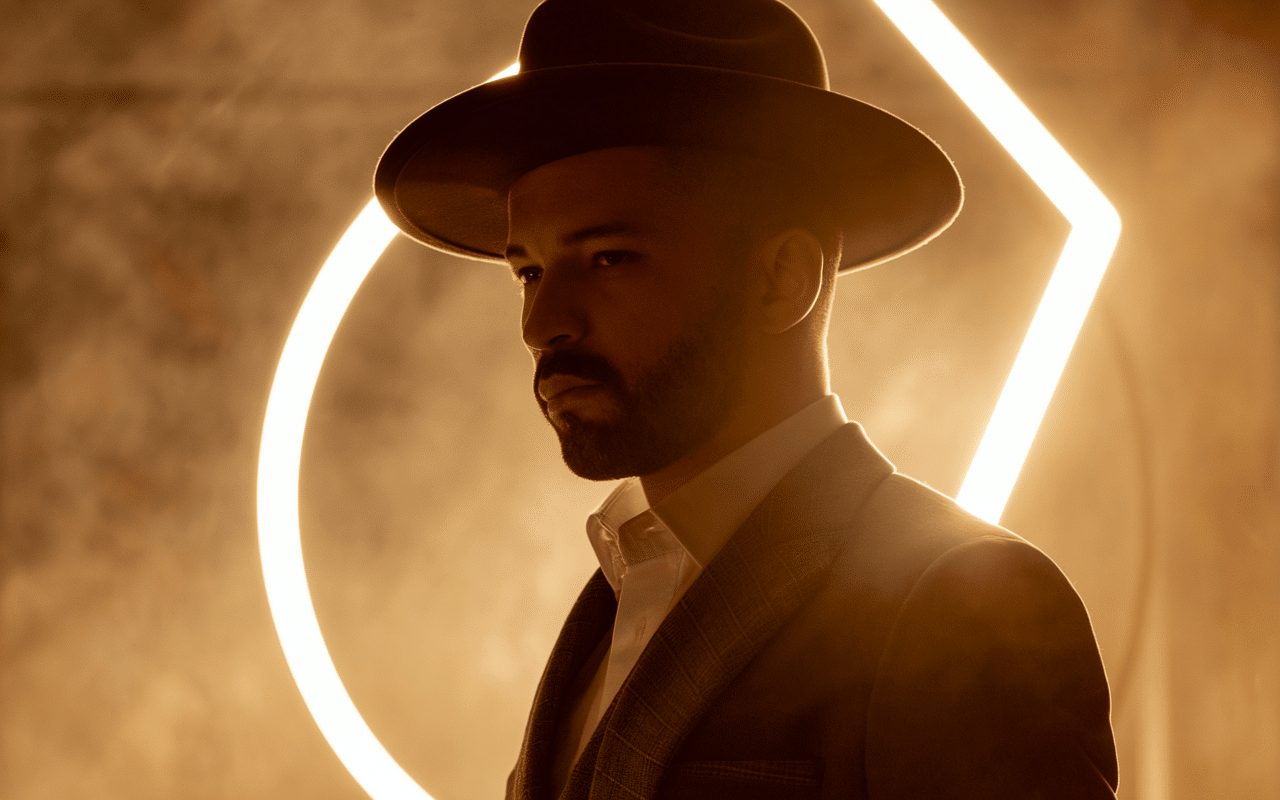 Silhouette élégante d'Aaron Taylor-Johnson